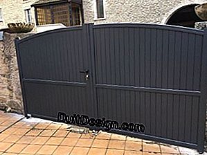 Cancello, recinzione, porta del garage assicurano il bordo della casa
