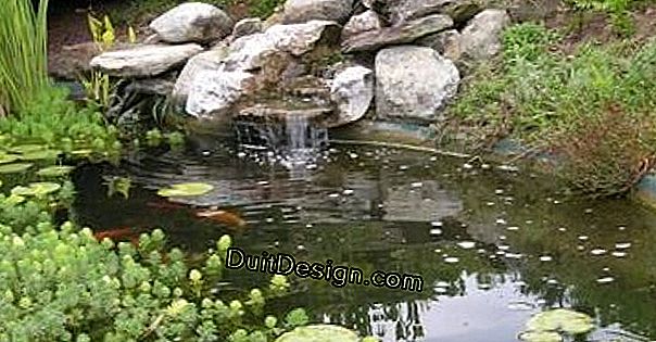 Kolam taman dengan air terjun