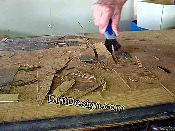 Repair a piece of furniture with putty or wood paste