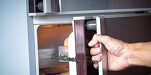 Change the opening direction of a refrigerator