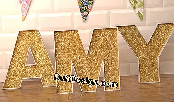 DIY: cut out decoration wooden letters