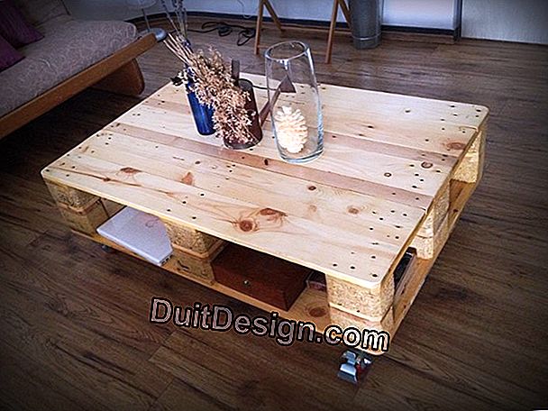 Una mesa de centro de madera reciclada.
