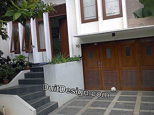 Sebuah balkon menjadi teras dengan carport