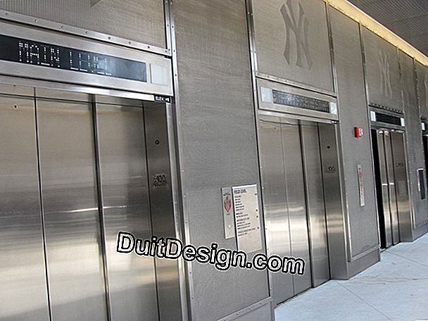 Memasang lift di gedung kondominium