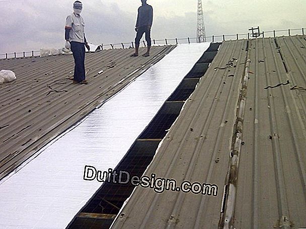 Insulasi loteng penuh dengan balok melintang dan tinggi rendah di bawah atap