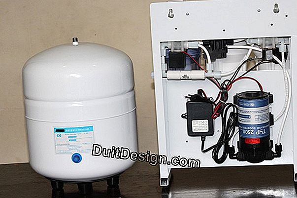 Pasang unit osmosis dengan pompa di bawah bak cuci