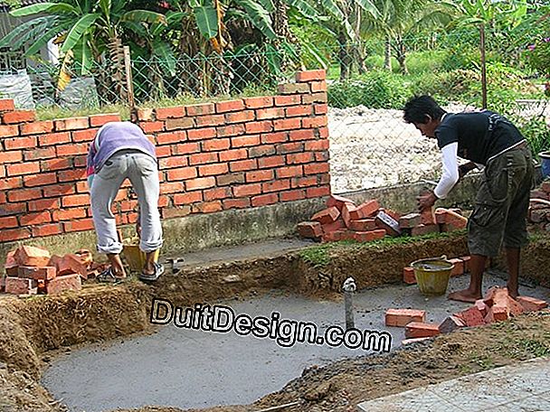 Pembinaan kolam taman