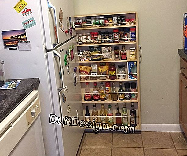 Built-in geladeira, freezer em uma cozinha equipada