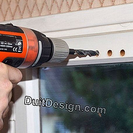 Pertama gerakkan barisan tinggi 3-lubang ke dalam tingkap kayu